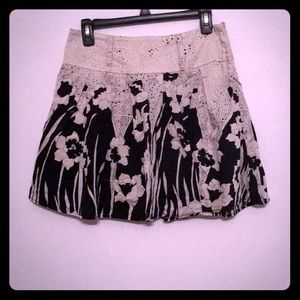 Flower print cute skirt lined with pleats.